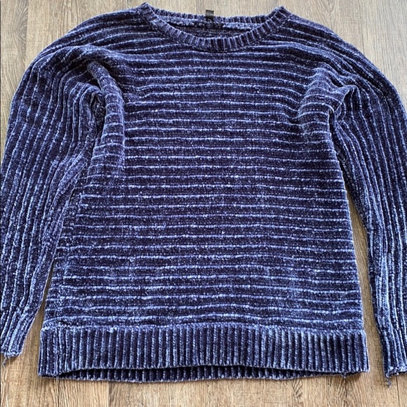 Cyrus Sweaters - 🚨5$$25🚨 Cyrus Women’s sweater size medium used